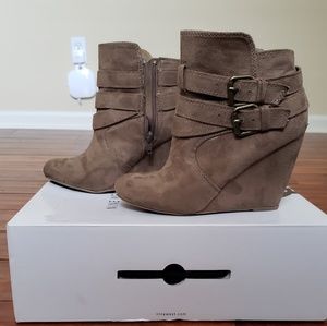 Nine West Gemma booties, like new! Khaki, 7m